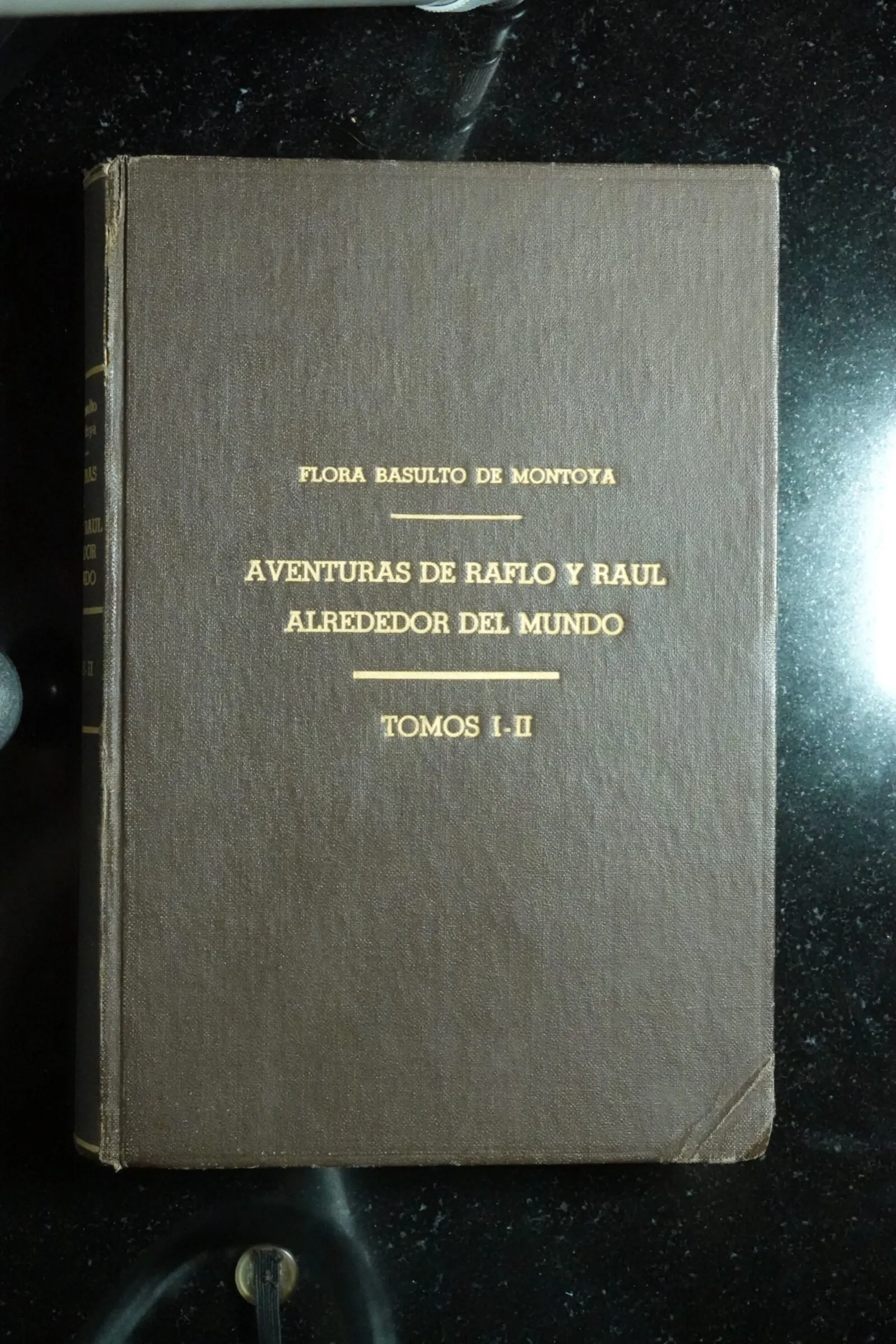 La encuadernación original de 1928, tela marrón con letras doradas